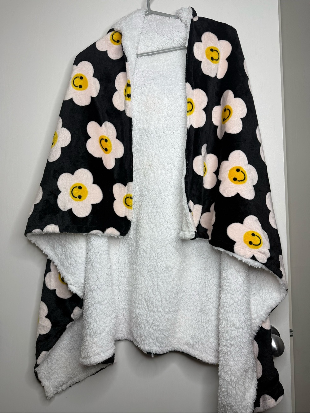 NWT Adults Black Floral Plush Hooded Blanket with Sherpa Lining Daisy